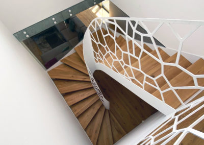 Dizajnove schodisko - drevene stupne-sklenene zabradlie-ocelova konstrukcia